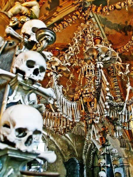 Diz a história que o lustre do Ossuário de Sedlec é feito com todos os ossos do corpo humano - bhidethescene/Getty Images - bhidethescene/Getty Images