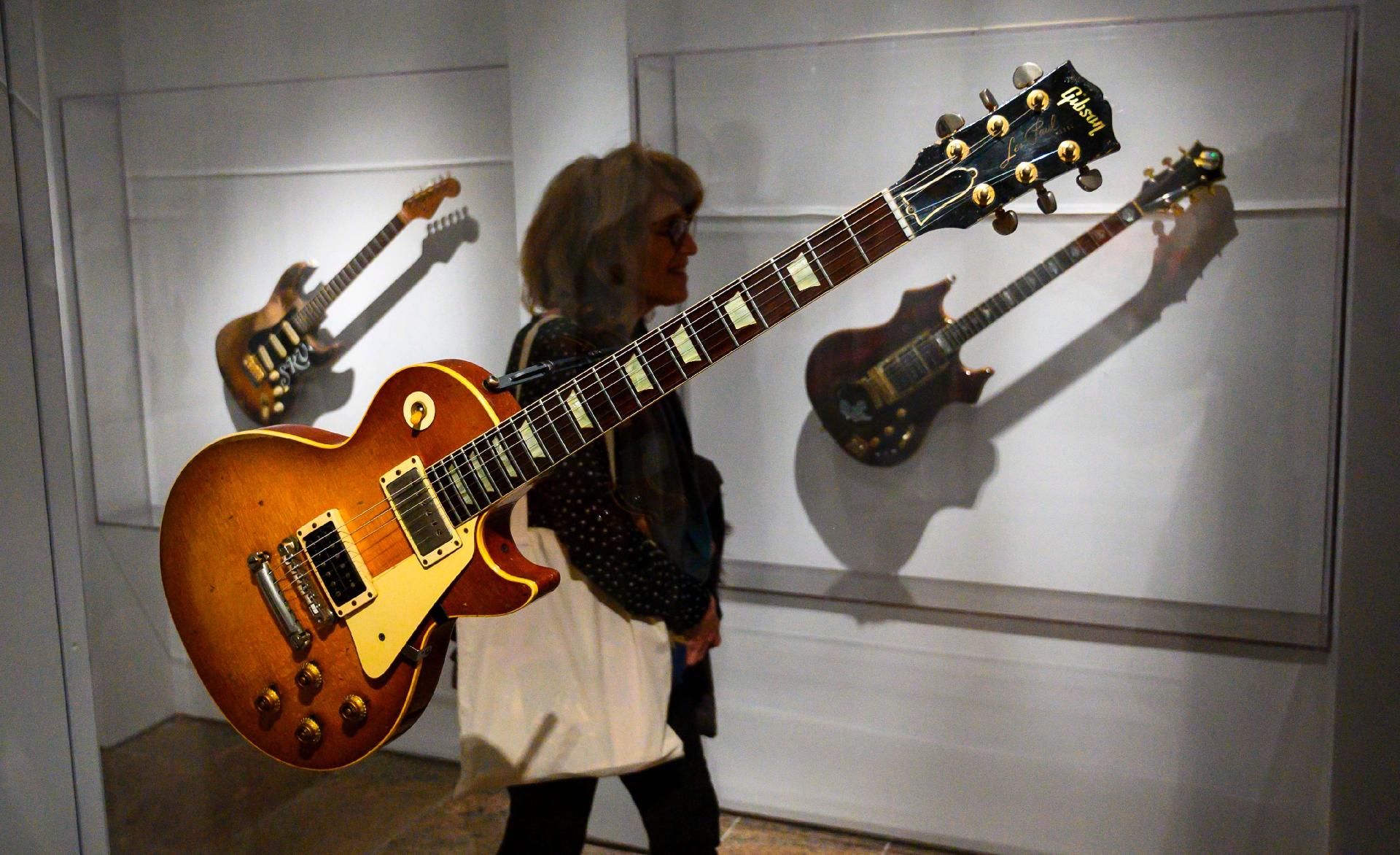 Instrumentos históricos do rock invadem Metropolitan Museum em NY - 08 ...