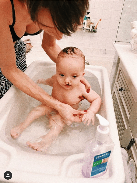 Isabel Hickmann dá banho no filho, Francisco - Reprodução/Instagram