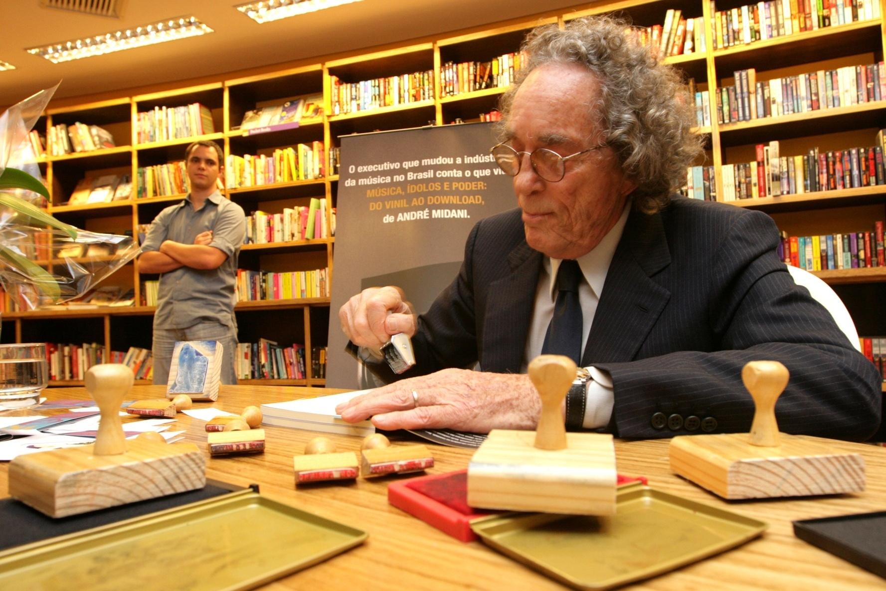 O trabalho de André Midani em gravadoras incluiu hits da bossa nova ao rock; ele também escreveu livros - Julia Moraes/Folha Imagem