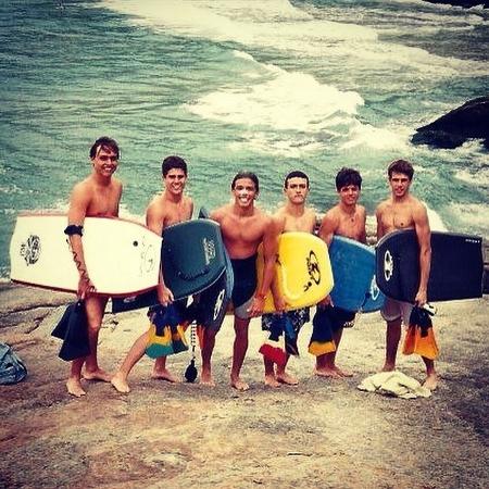 Carlos Bolsonaro (primeiro da esquerda para a direita) com os integrantes do Forfun - Reprodução/Instagram/forfunoficial - Reprodução/Instagram/forfunoficial