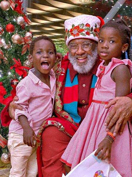 Gio Ewbank publicou foto dos filhos com Papai Noel negro - Reprodução/Instagram
