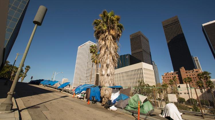 Barracas de moradores de rua no centro de Los Angeles - Matt Gush/iStock