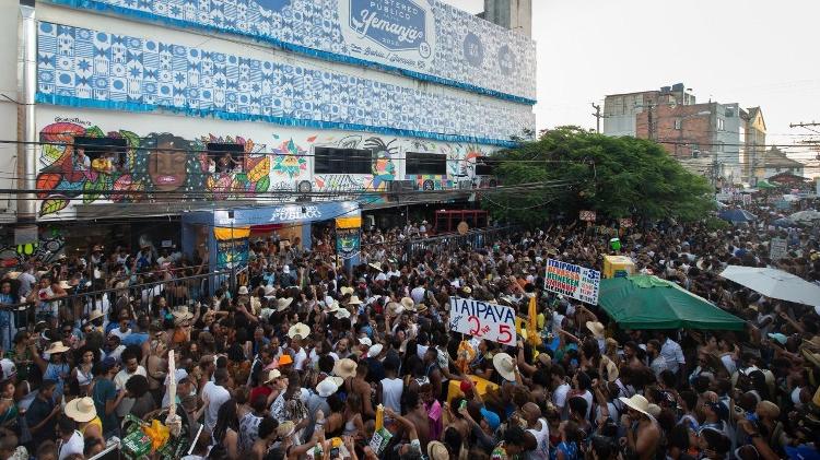 Multidão lota a rua das Canasvieiras no bairro do Rio Vermelho em Salvador - Antônio Chequer - Antônio Chequer