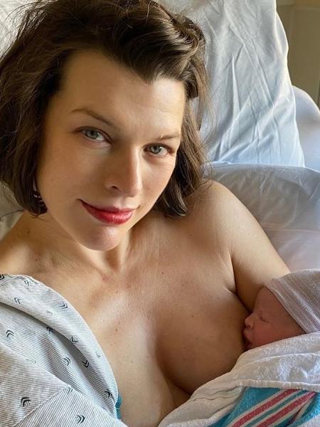 Milla Jovovich e sua nova filha - Reprodução/Instagram
