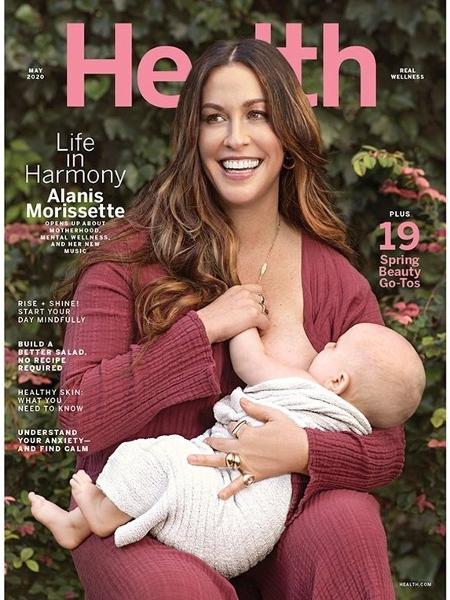 Alanis Morissette amamenta seu filho caçula na capa da revista Health de maio - Divulgação