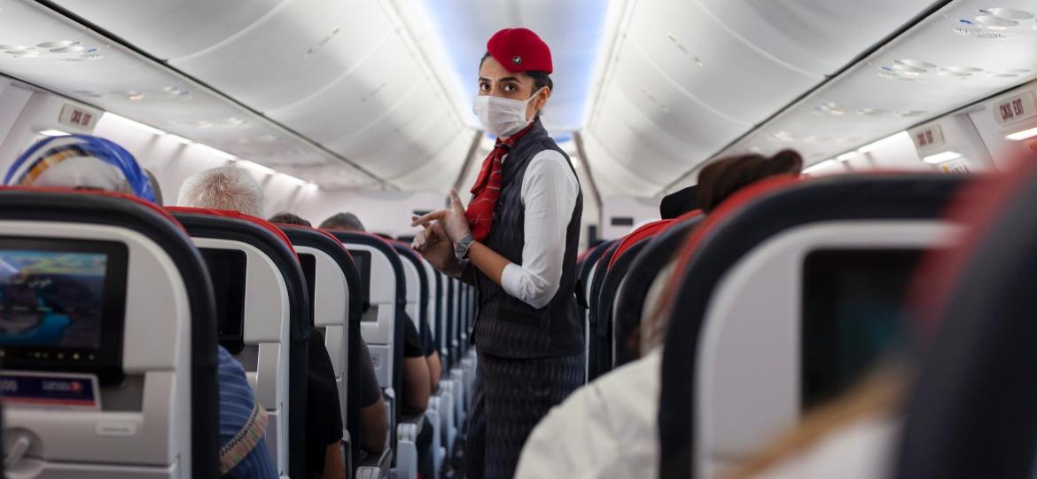 Embalagens descartáveis, cardápios em voz alta, máscaras, luvas e distanciamento: a nova realidade do serviço de bordo na pandemia - Getty Images