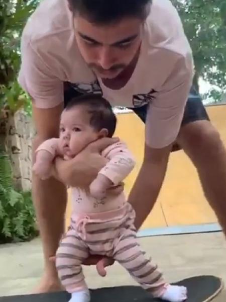 Rafa Vitti postou vídeo da filha andando de skate - Divulgação/Instagram @rafaavitti