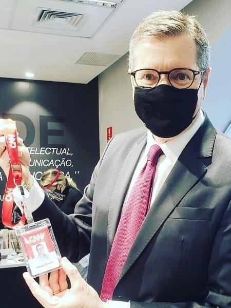 De máscara, Marcio Gomes mostrou crachá nas redes sociais - Reprodução/Instagram @marciogreporter