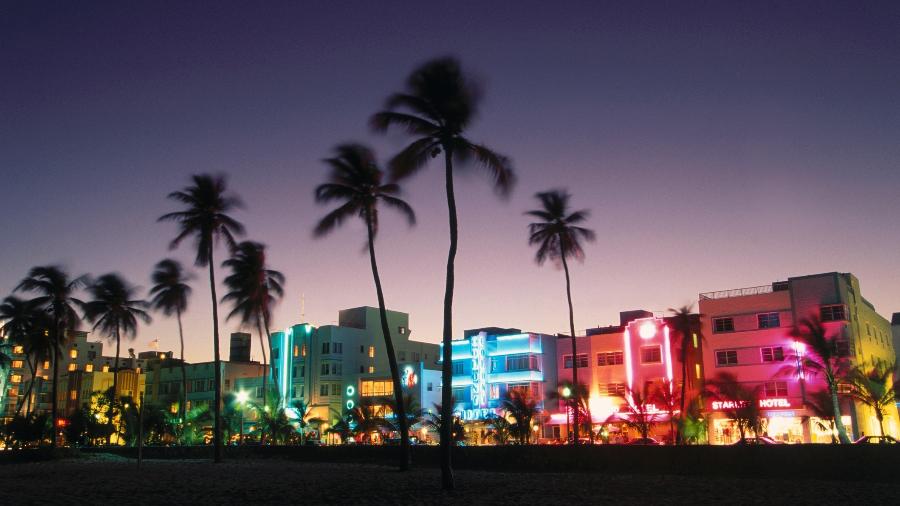 Avenida da praia, em Miami, durante a noite - Buena Vista Images/Getty Images