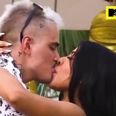 Caíque Gama e Ingrid Ohara se beijaram no primeiro episódio - Reprodução/MTV