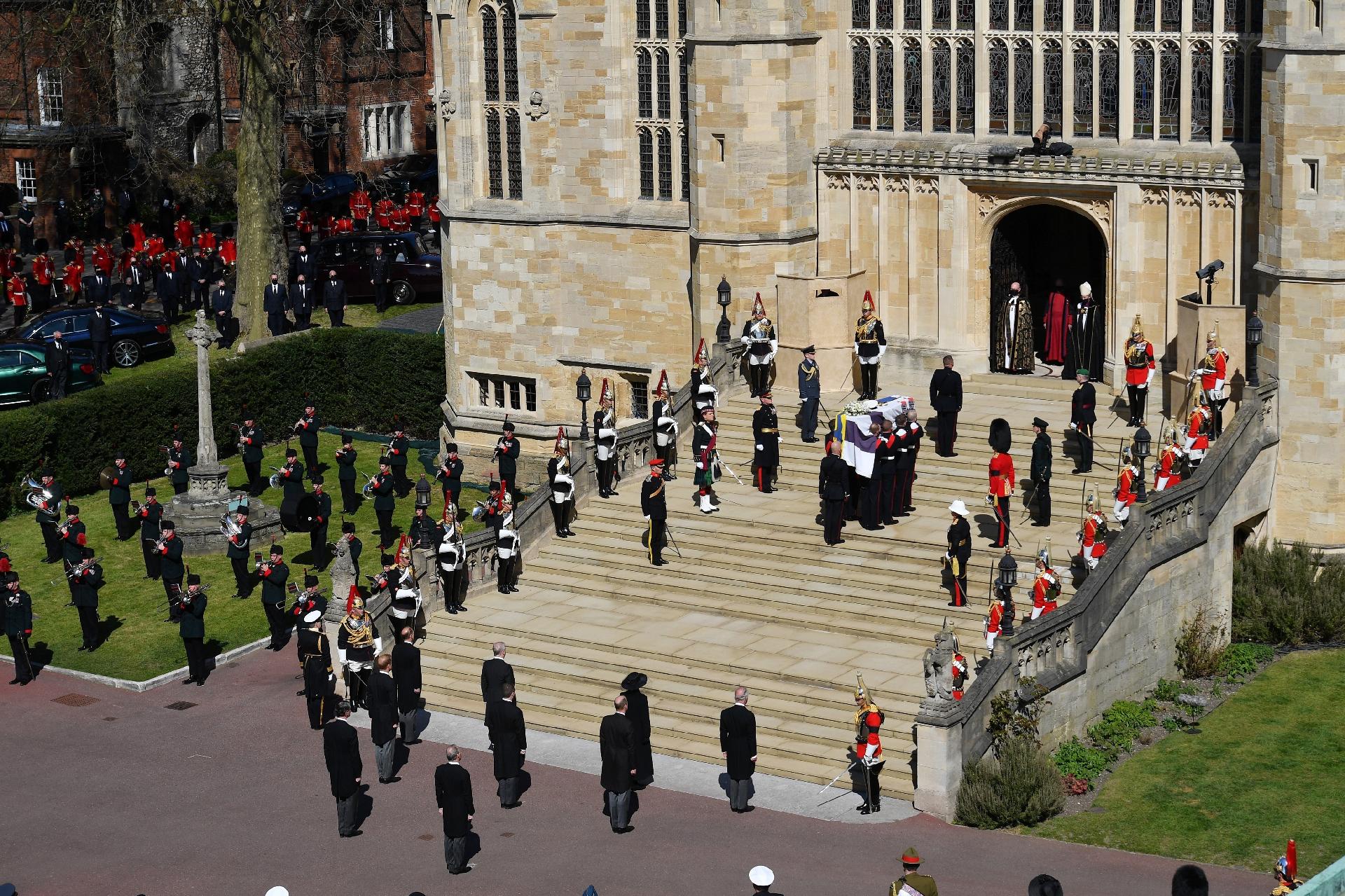 O corpo de príncipe Philip é levado à Capela de São Jorge, no Castelo de Windsor - Justin Tallis/WPA Pool/Getty Images