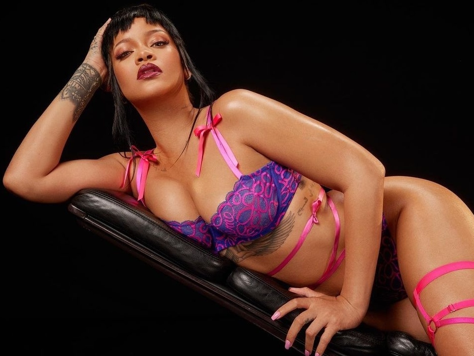 Rihanna posa sexy como garota-propaganda da própria grife de lingerie