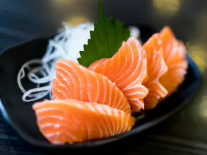 Reduz ansiedade, suga colesterol do sangue: os benefícios do salmão à saúde
