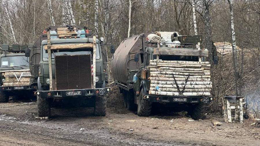 Caminhões russos protegidos com toras de madeiras - Reprodução