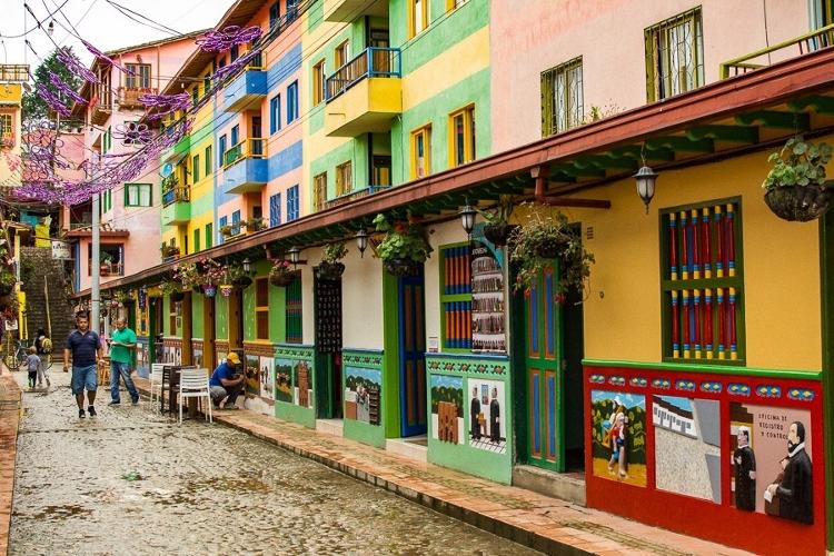 Ruas coloridas de Guatapé, na Colômbia - Gabriela Mendes - Gabriela Mendes