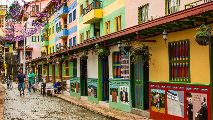 Ruas coloridas de Guatapé, na Colômbia: país procura investimentos em seu turismo - Gabriela Mendes