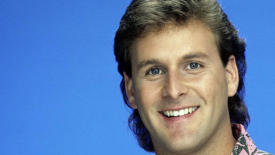 Nos anos 1990, Dave Coulier deu vida a Joey Gladstone em "Três é Demais", com as gêmeas Olsen