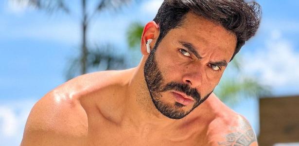 De sunga branca, Rodolffo exibe volume saliente e eleva clima