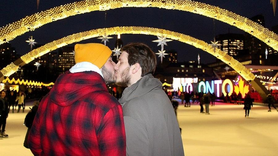 Casal se beija na Nathan Philips Square, em Toronto - Rafael Leick