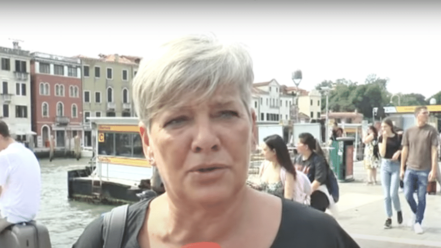 Monica Poli, vereadora de Veneza e a voz por trás do meme "Attenzione pickpocket" - Reprodução/Youtube @antennatre