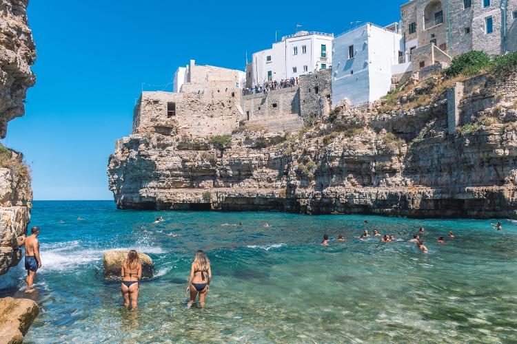 As águas turquesa de suas praias são tão célebres que podem ter inspirado canção