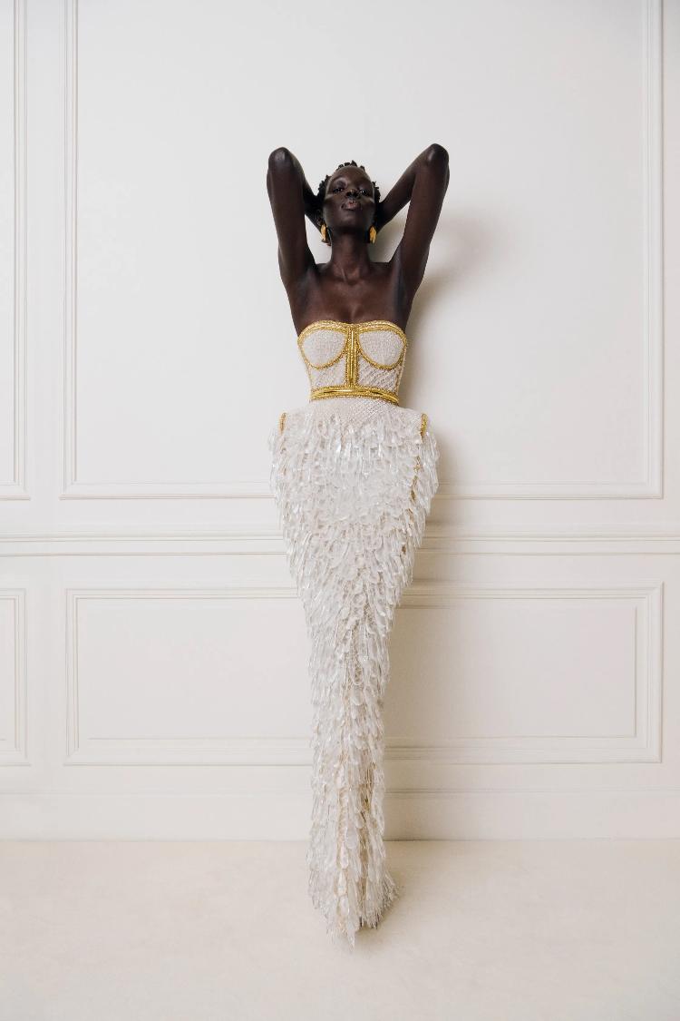 Look #51 da coleção Pre-Fall 2025 da Balmain: original não tinha alças Look #51 da coleção Pre-Fall 2025 da Balmain: original não tinha alças