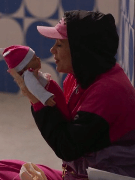 Aldeíde (Karine Teles) e bebê reborn na novela 'Vale Tudo' Aldeíde (Karine Teles) e bebê reborn na novela 'Vale Tudo'