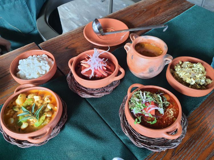 Phayawi: típicos guisados com ají (pimenta) e acompanhamentos Phayawi: típicos guisados com ají (pimenta) e acompanhamentos