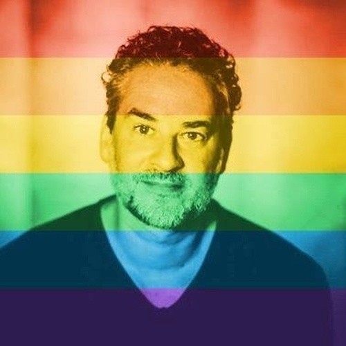 26.jun.2015 - O apresentador do "CQC" Dan Stulbach modifica sua foto de perfil do Facebook em comemoração à legalização do casamento gay nos Estados Unidos
