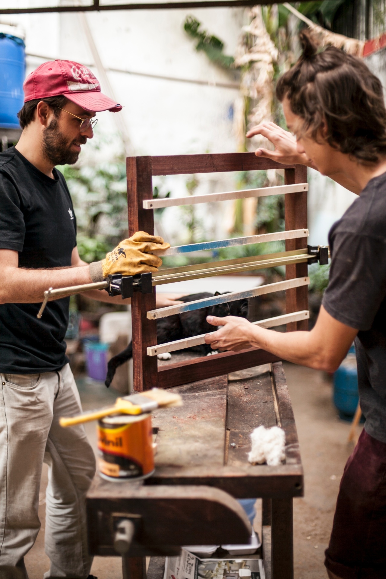 André Villas Boas (à esq.) e Danilo Barbosa (à dir.) reaproveitam o sarrafo de uma antiga cama, encontrado em uma caçamba, para estruturar uma mesinha de centro. Os dois integram o grupo de arquitetos e artistas do coletivo Zapateria (www.facebook.com/zapateriajazz) que resgata, restaura e revende peças descartadas. O projeto criado no começo de 2015 mantém um espaço dedicado a essas ações, no centro de São Paulo - Danilo Barbosa/ Divulgação/ Arquivo pessoal