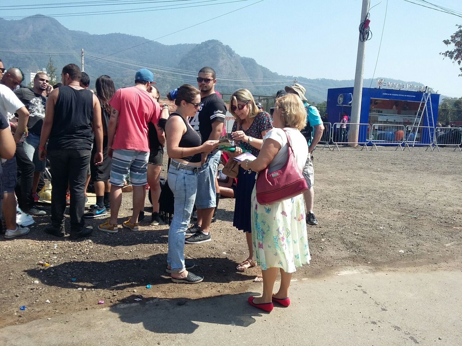19.set.2015 - Testemunhas de Jeová abordam fãs de música na fila do segundo dia de Rock in Rio - Marcela Ribeiro/UOL