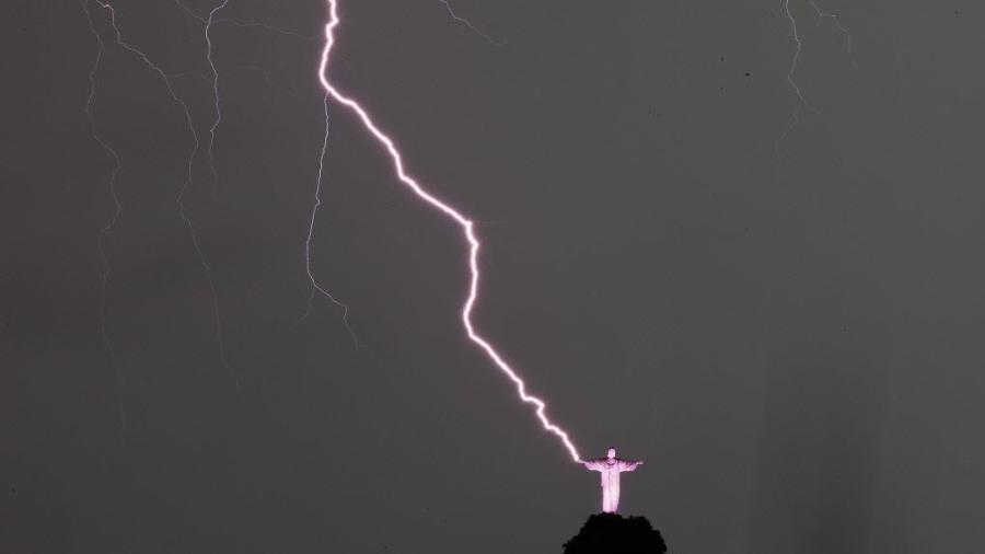 Estátua do Cristo Redentor, no Rio de Janeiro, costuma ser atingida por raios