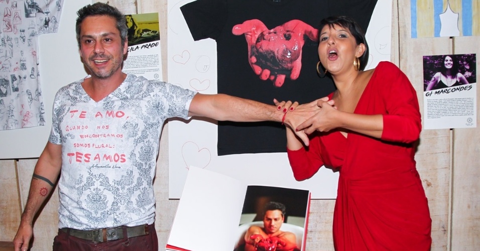 17.out.2015 - Alexandre Nero compareceu ao lançamento da marca de camisetas da irmã, Andrea Nero, em São Paulo. Durante o evento, o ator brincou com a fotógrafa Priscila Prade e tentou apalpar o seio dela, mas foi contido pela convidada.