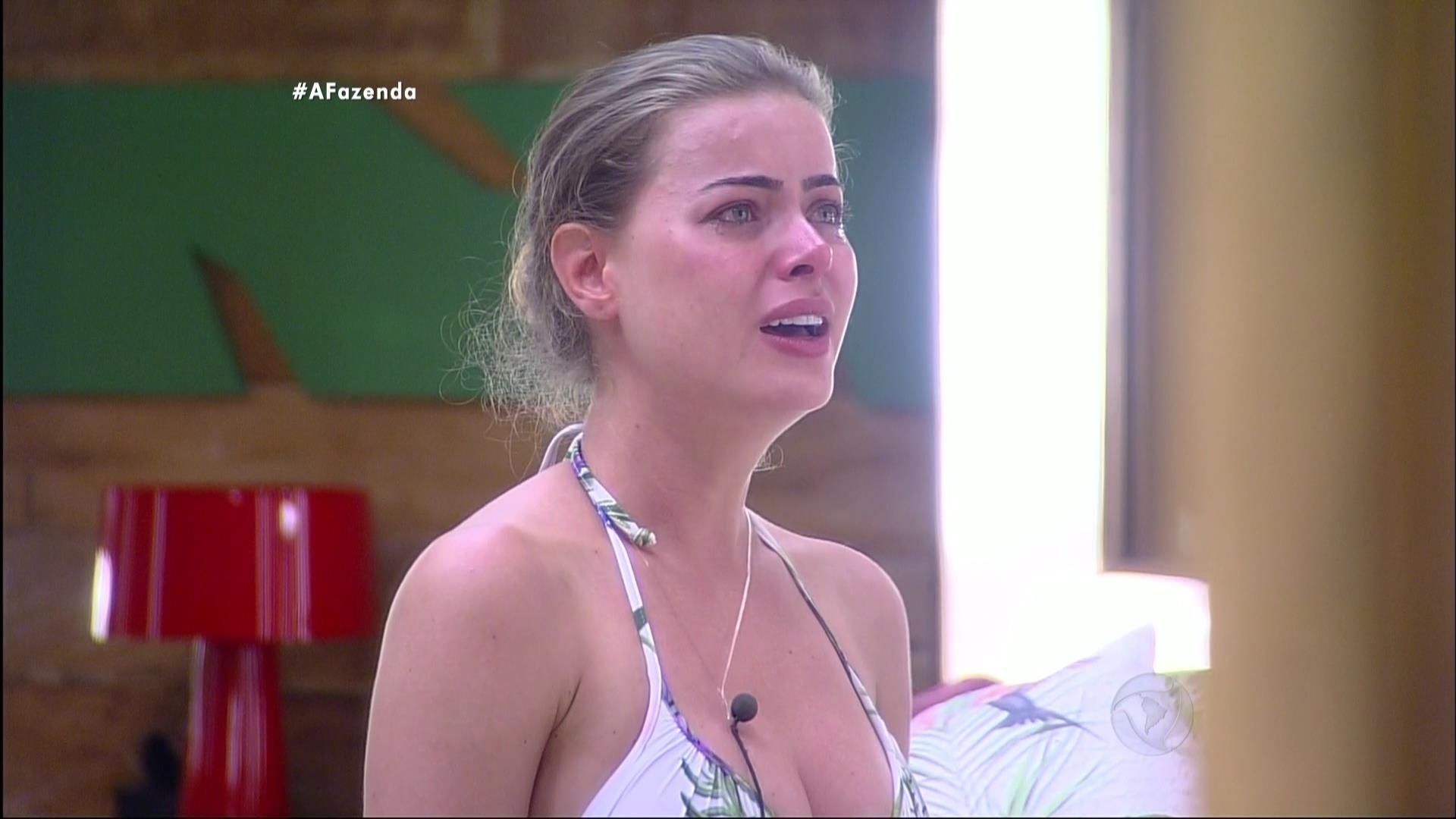 12.nov.2015 - Após brigar com Mara Maravilha, Rayanne Morais chorou muito - Reprodução/Record