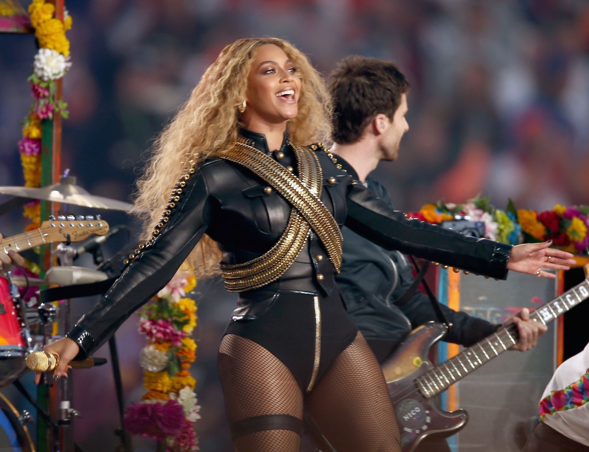 07.fev.2016 - Coldplay, Beyoncé e Bruno Mars se apresentaram durante o show do intervalo no Super Bowl 50 - Getty Images