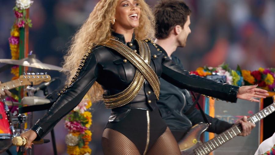Coldplay, Beyoncé e Bruno Mars se apresentaram durante o show do intervalo no Super Bowl 50 - Getty Images