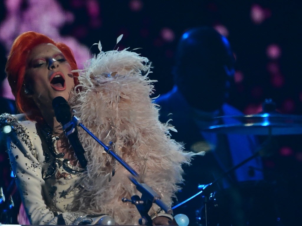 15.fev.2016 - Inspirada no figurino de David Bowie, Lady Gaga faz performace impactante unindo nove clássicos do cantor, incluindo "Changes", "Suffragette City" e "Heroes" - Robyn Beck/AFP Photo