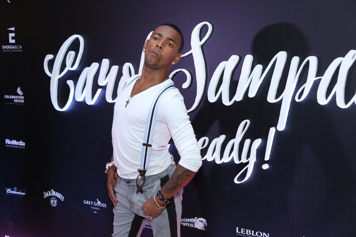 13.mar.2016 - O funkeiro Nego do Borel brinca com os fotógrafos na entrada da festa da promoter Carol Sampaio, no hotel Copacabana Palace - Roberto Filho e Marcos Ferreira/Brazil News