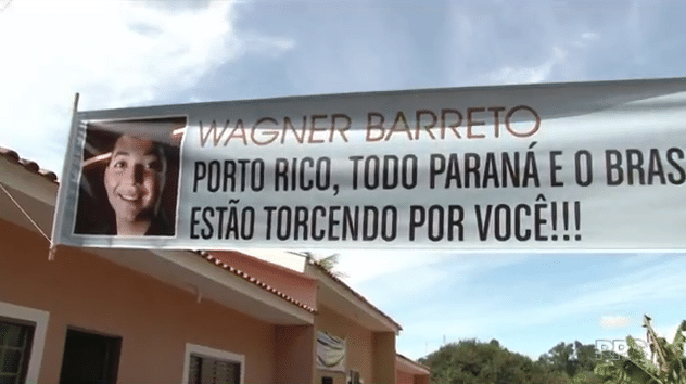 25.mar.2016 - Às vésperas da grande final do reality show "The Voice Kids", que será realizado no próximo domingo, na Globo, os três concorrentes mirins se tornaram celebridades instântaneas em suas respectivas cidades, ambas localizadas no Estad do Paraná - Reprodução/RPC/TV Globo