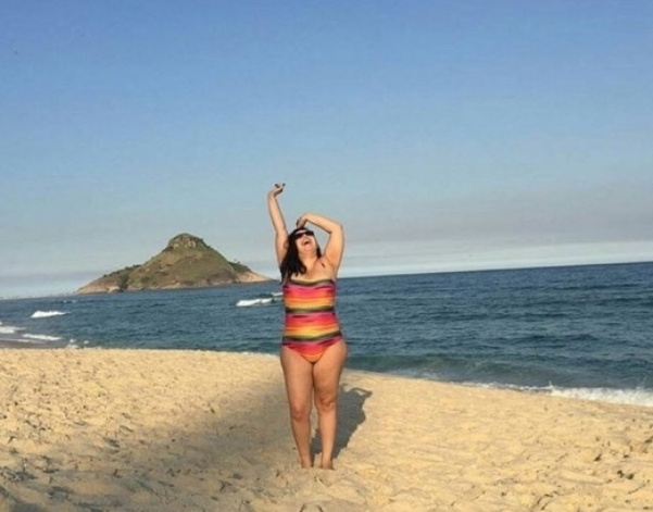 18.abr-2016 - Mariana Xavier aproveita segunda-feira de folga na praia da Macumba, zona oeste do Rio: "Meu domingo é hoje!", escreveu a atriz no Instagram - Reprodução/Instagram