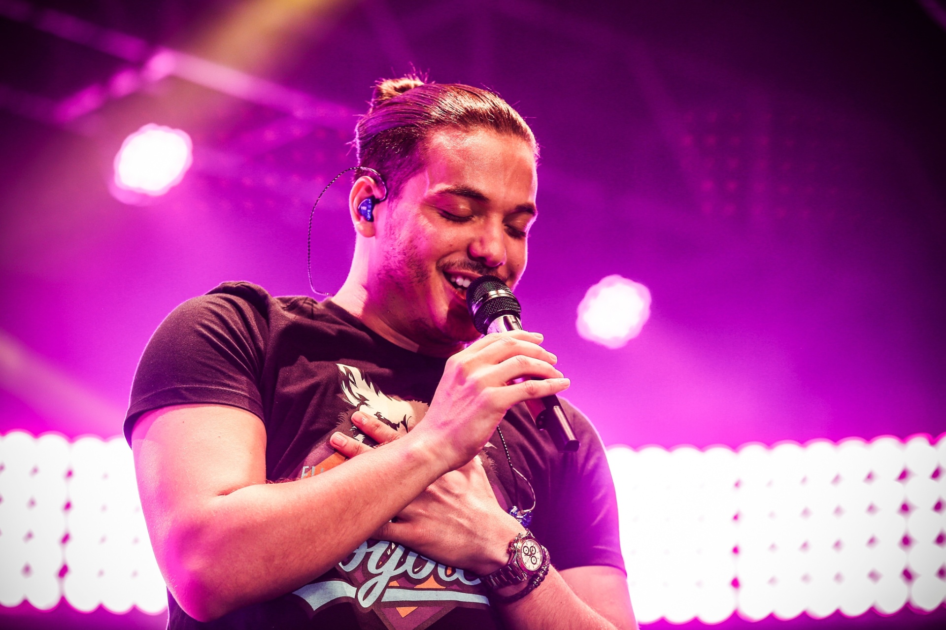 28.abr.2016 - Com casa lotada, Wesley Safadão se apresenta no Villa Country, em São Paulo, na madrugada desta quinta-feira - Lucas Lima/UOL