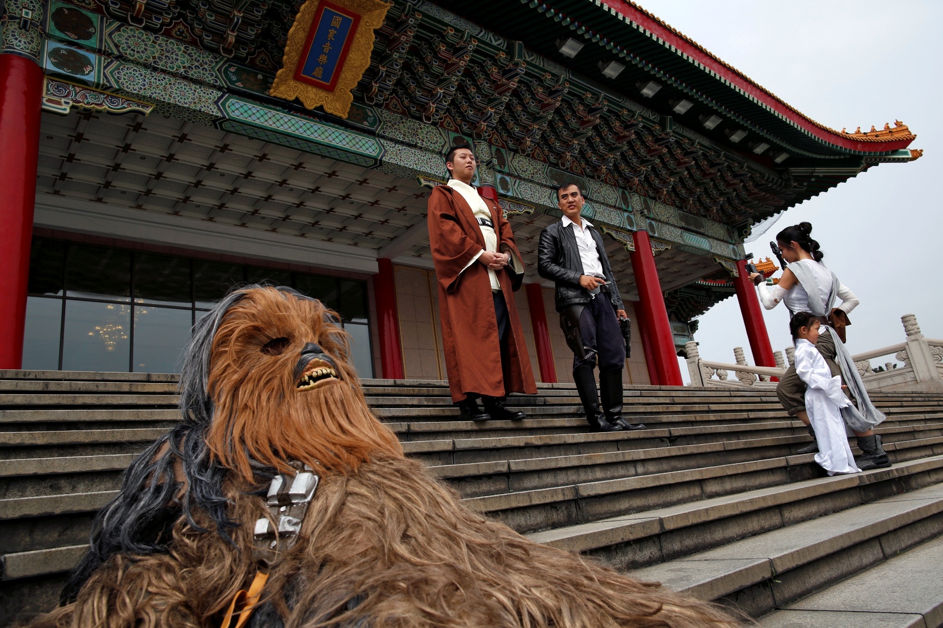 04.mai.2016 - Em diversos lugares do mundo, fãs da saga celebraram a data. Chewbacca descansa em Taipei, no Taiwan - Tyrone Siu/Reuters
