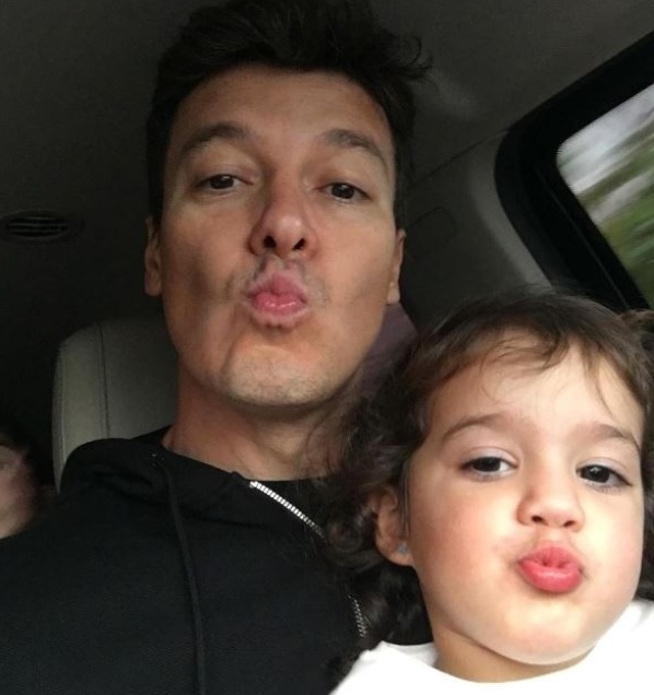 14.mai.2016 - Acompanhado da filha mais nova, Helena, 3, o apresentador Rodrigo Faro mandou um beijinho para os seus seguidores do Instagram
