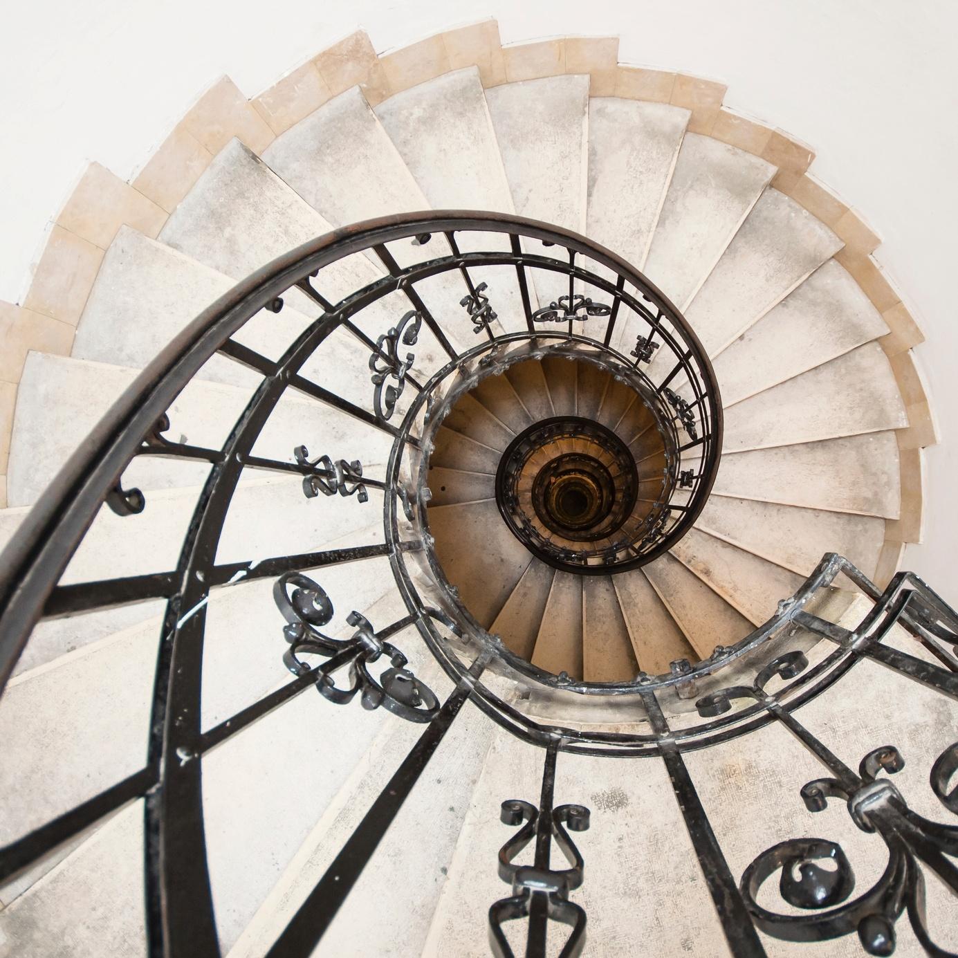 Os degraus em mármore são sofisticados e combinam perfeitamente com o guarda-corpo em de metal moldado com detalhes feitos em serralheria. Apesar da escada fazer parte de um edifício, o conceito pode ser aplicado a uma versão menor, em uma casa com decoração clássica - Getty Images