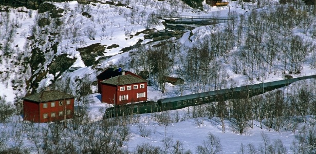 O trem verde da histórica linha Flamsbana leva à vila de Flam. Esta é considerada uma das viagens ferroviárias mais lindas do mundo - Divulgação - Divulgação