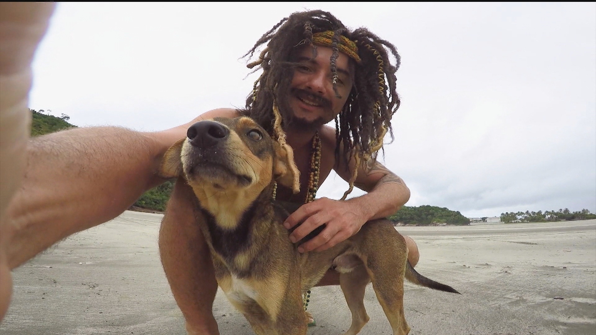 Mustafary, personagem de Marco Luque que faz sucesso no "Altas Horas", vai em busca do cachorro na praia - Reprodução
