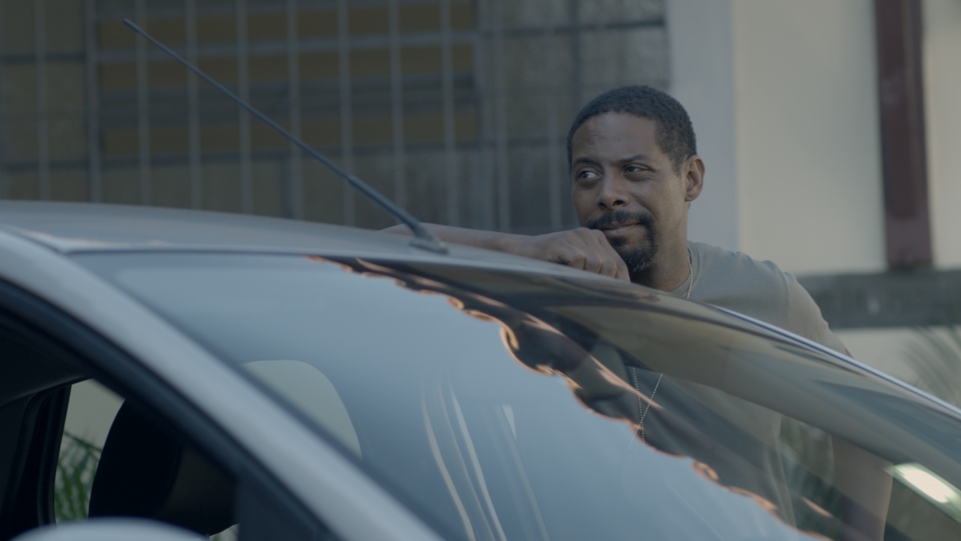 André Ramiro em cena da série "A Lei", que será exibida pelo canal pago Space em 2017. Ele vive um investigador na trama - Divulgação