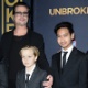 Brad Pitt com os filhos Pax, Shiloh e Maddox em estreia norte-americana da Universal Pictures em dezembro de 2014 - Robyn Beck/AFP