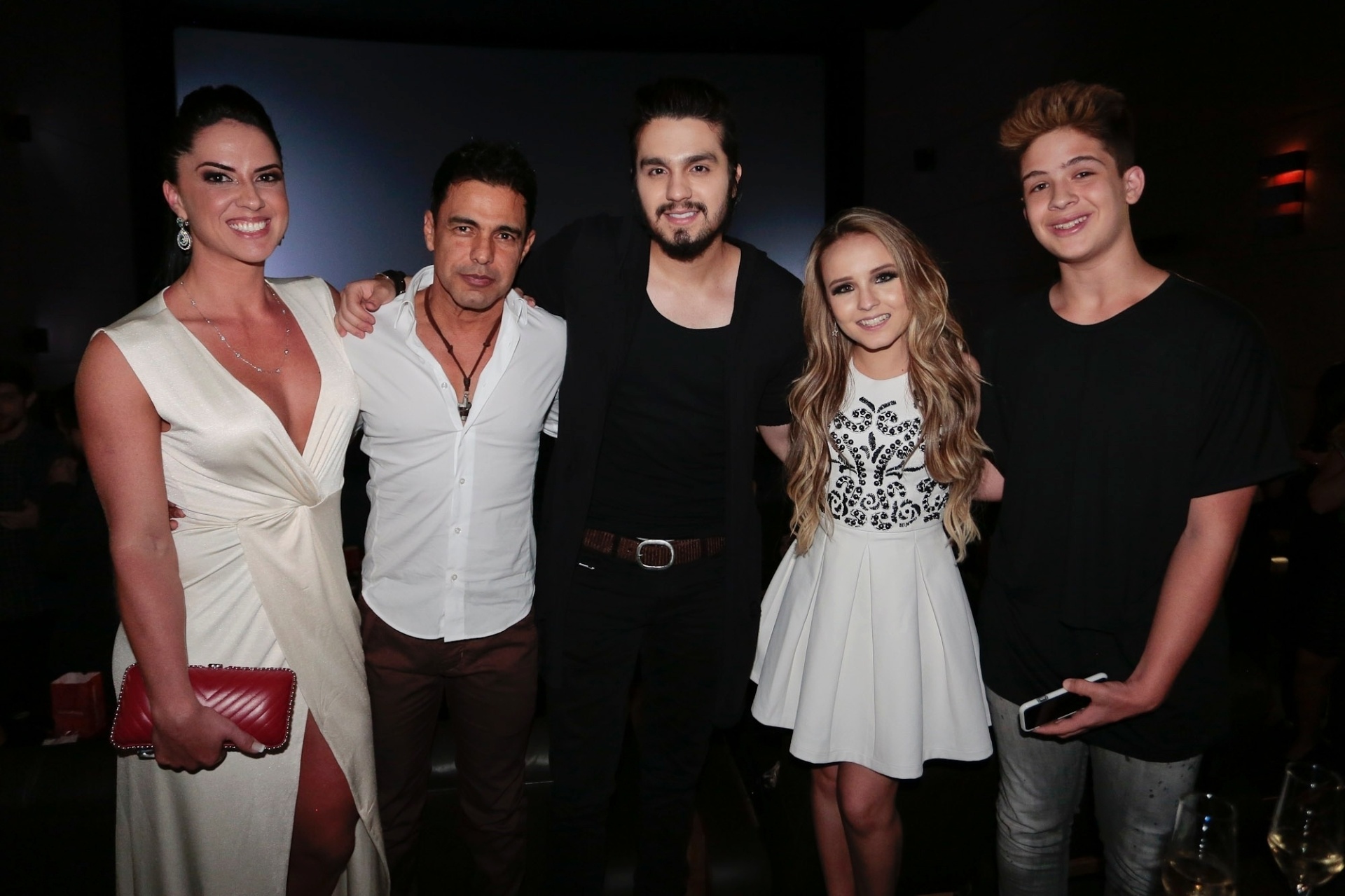 7.nov.2016 - Os casais Graciele Lacerda e Zezé Di Camargo e Larissa Manoela e João Guilherme posam poara fotos com Luan Santana no lançamento do novo trabalho do cantor - Rafael Cusato/Brazil News